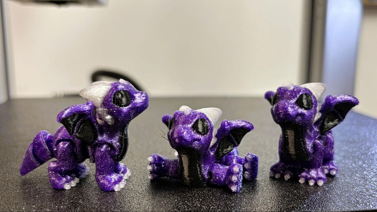 Многоцветные фигурки дракончиков, напечатанные на Anycubic Kobra X