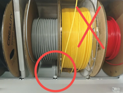 Spool installed incorrectly (red X) — filament rubs against neighboring spool