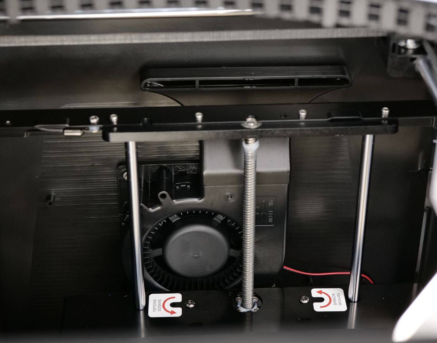 QIDI Q1 Pro auxiliary blower fan — leaves dead zones and weakly cools PLA overhangs