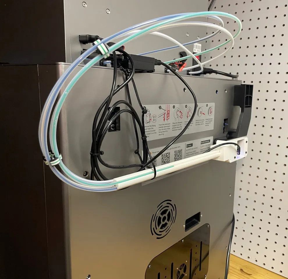 Jam-resistant направляющая филамента установлена на QIDI Box, PTFE-трубки уложены петлёй