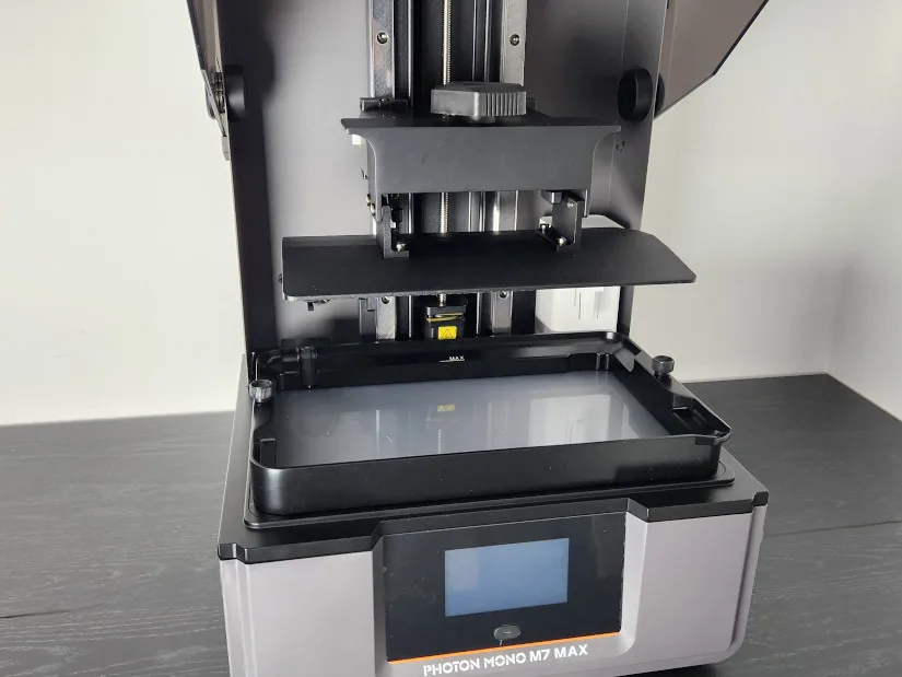 Anycubic M7 Max с откинутой крышкой: ванна и платформа на месте
