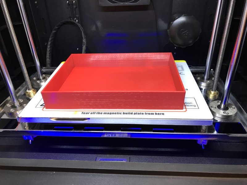 Съём напечатанной детали с гибкого магнитного стола QIDI X-Plus, надпись «Tear off the magnetic build plate from here»