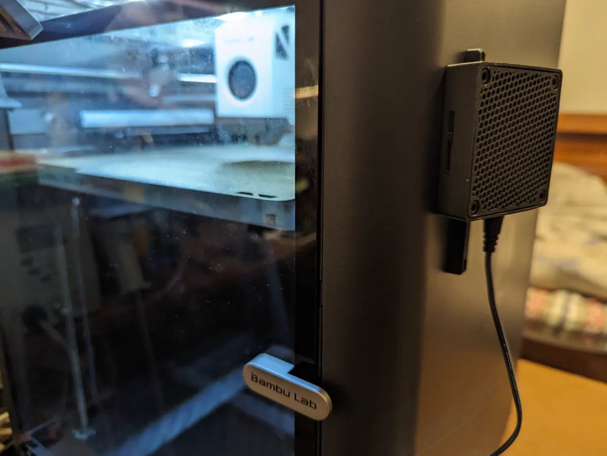 Камера TP-Link Tapo C110 в печатном креплении на корпусе Bambu Lab P1S