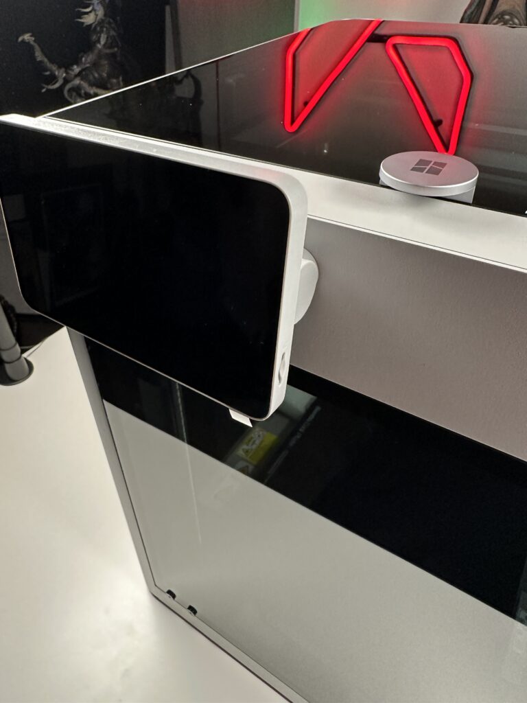 X1C — тачскрин и алюминиевый корпус сбоку