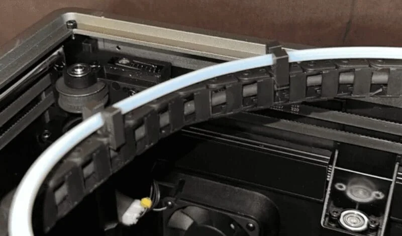 Кабель-канал K1 с зафиксированной PTFE-трубкой через печатные клипсы