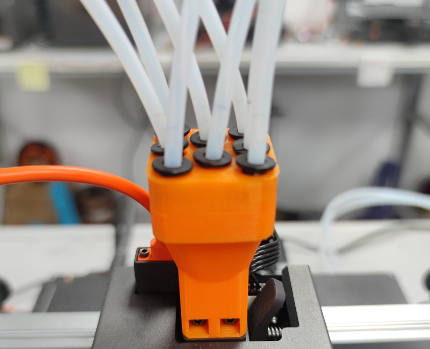Восемь PTFE-трубок, подключённых к хабу Anycubic Kobra 3