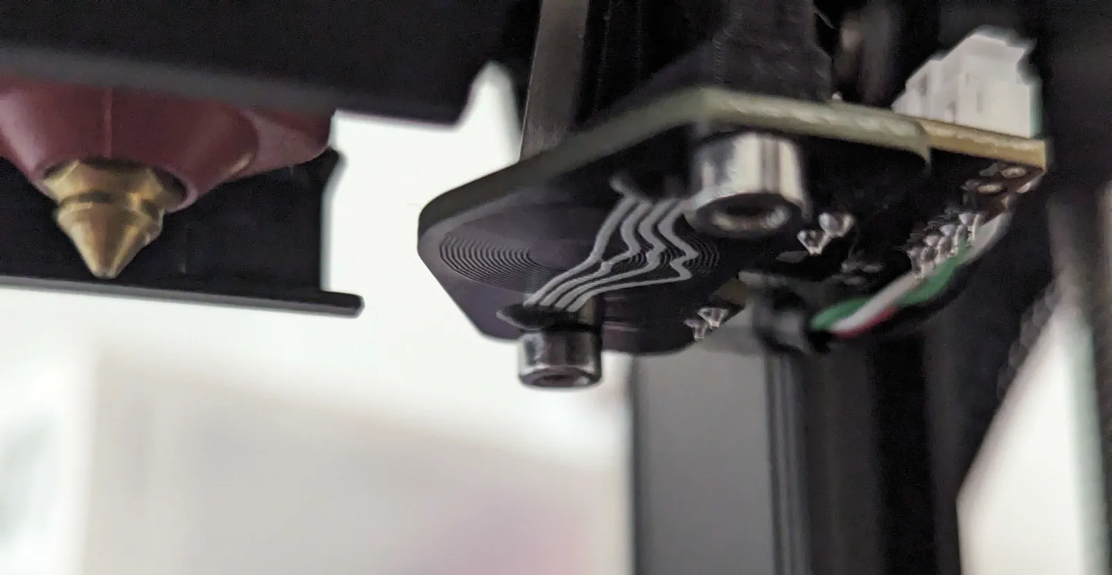 Cartographer Probe v3 установлен на печатающей головке Ender-3 V3 KE рядом с соплом