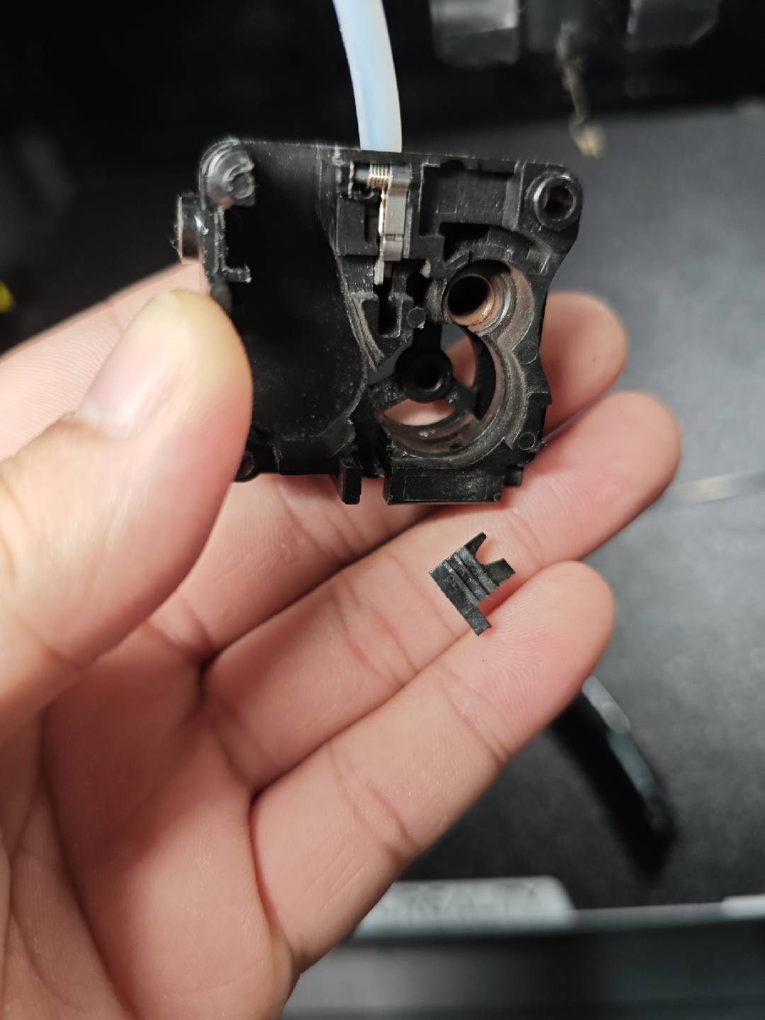 Снятый узел экструдера K2 — извлечённый обломок филамента, заклинивший шестерню