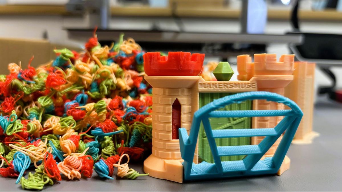 Многоцветный замок Clearance Castle и куча отходов промывки на Anycubic Kobra X