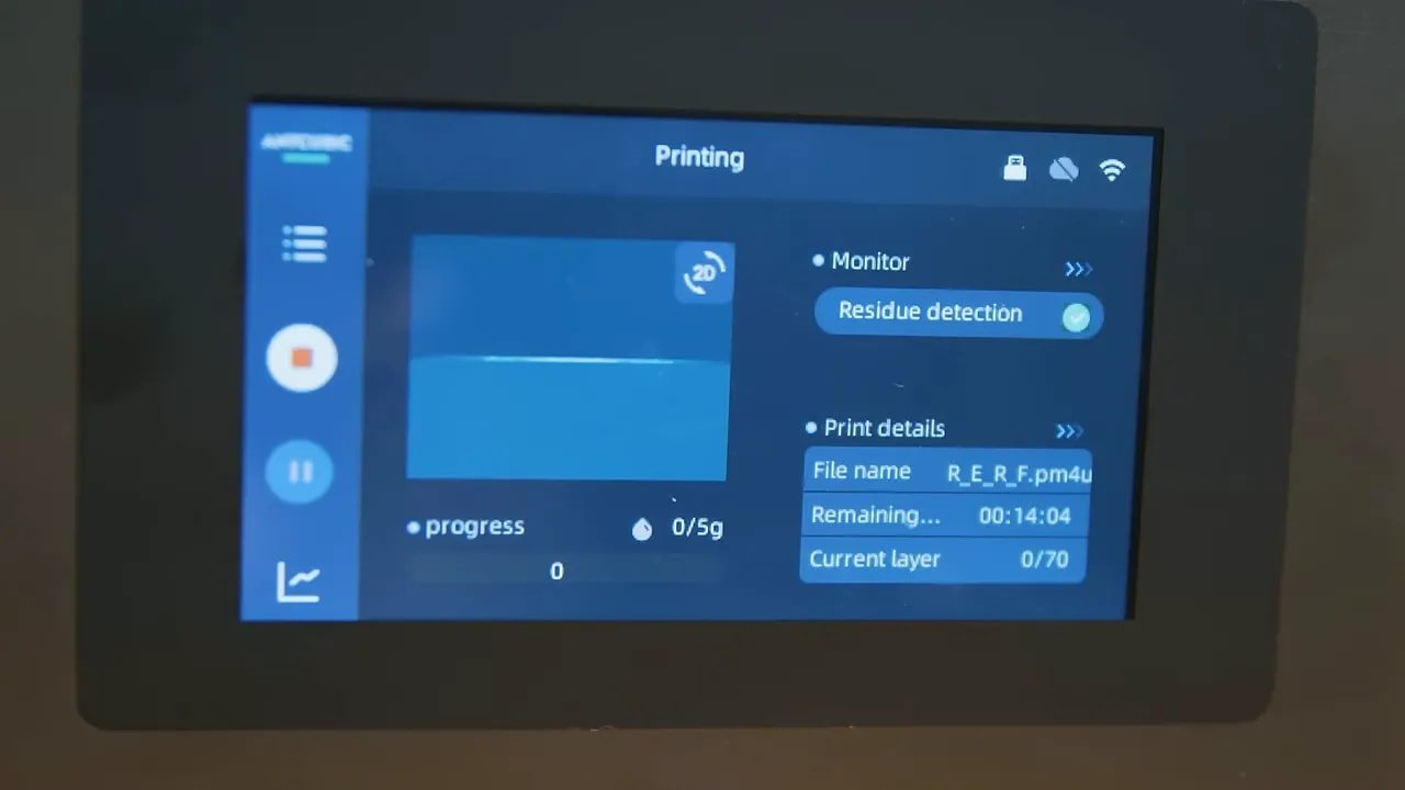 Экран печати Photon Mono 4 Ultra с переключателем контроля остатков и деталями задания