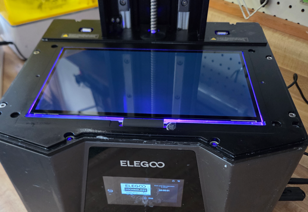 Тест засветки на принтере Elegoo, видны следы фотополимера на стекле