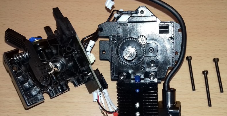 Разобранный экструдер Anycubic Kobra 2 с подающими шестернями и рычагом