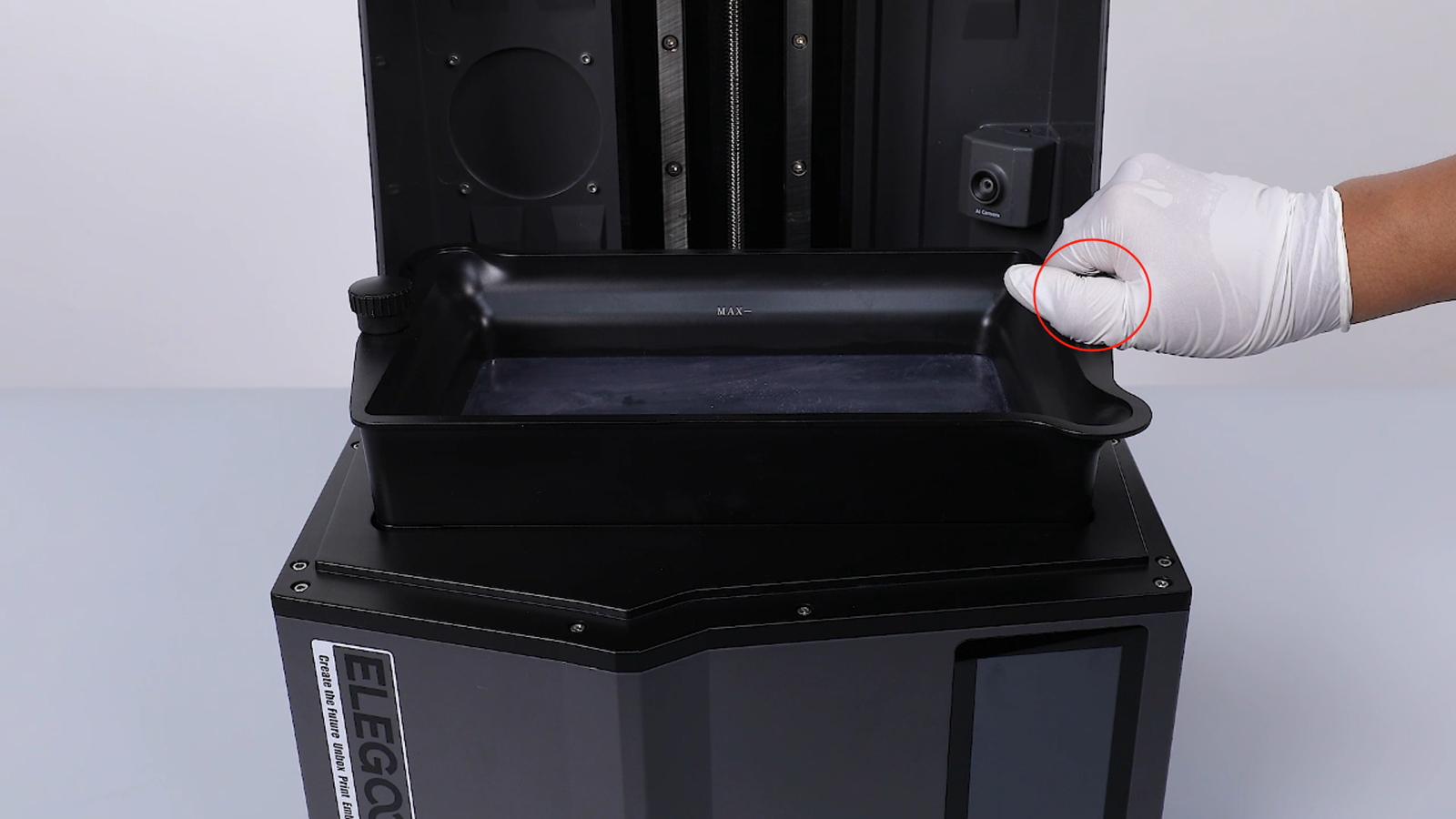 Elegoo Saturn 4 Ultra с откинутым колпаком: ванна с меткой MAX, барашек крепления и камера AI Camera справа