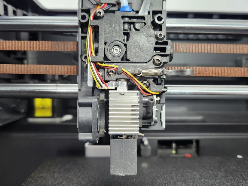 Директ-драйв экструдер и печатающая головка Anycubic Kobra S1, видны ремни CoreXY