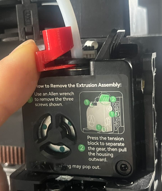 Установка фиксирующей PETG-детали на пневмофитинг экструдера