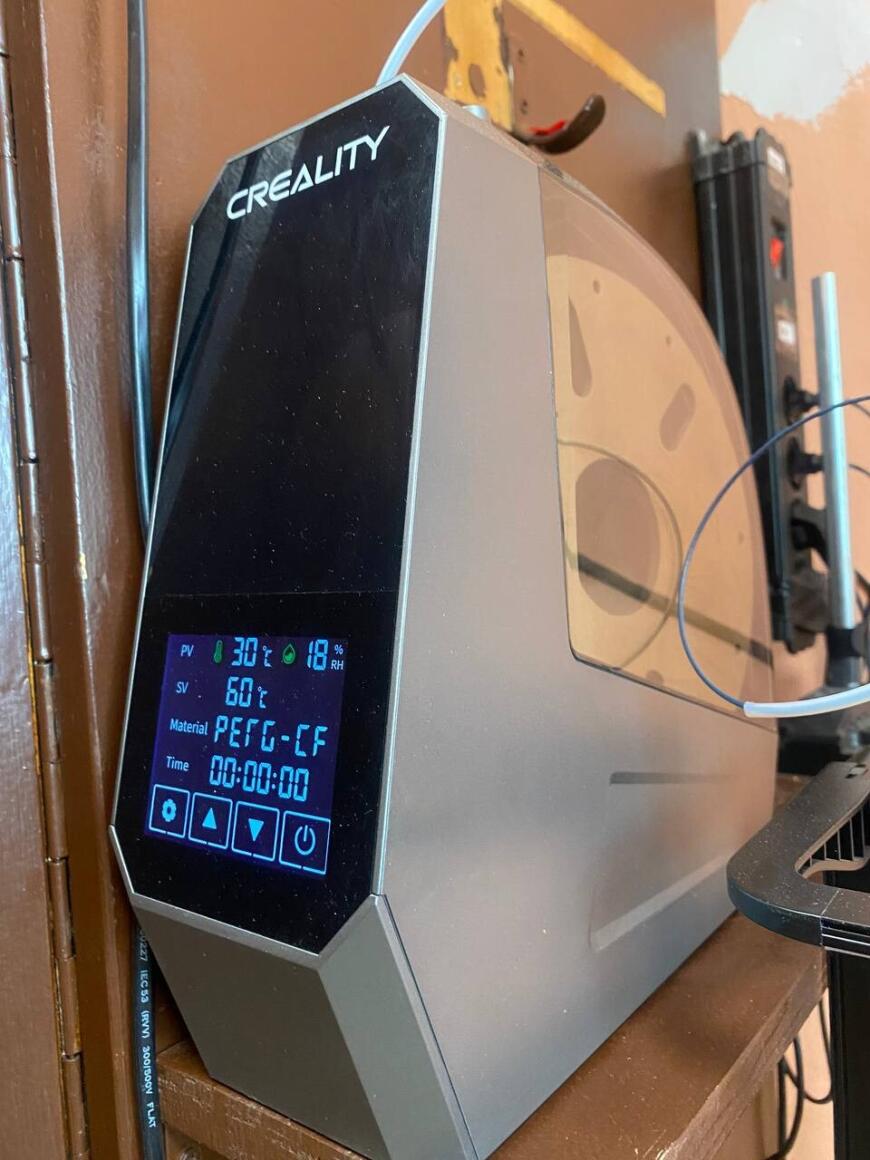 Активная сушилка филамента Creality рядом с Ender 3 V3 SE
