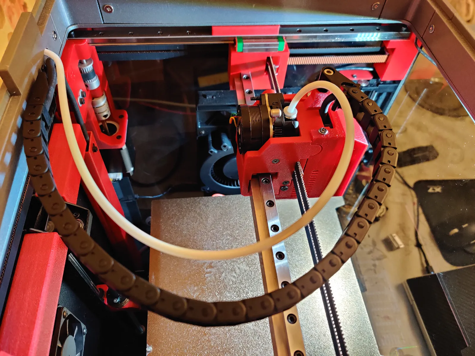 Внутренности K1 после установки линейных направляющих MGN12 и MGN9 на оси Y и X