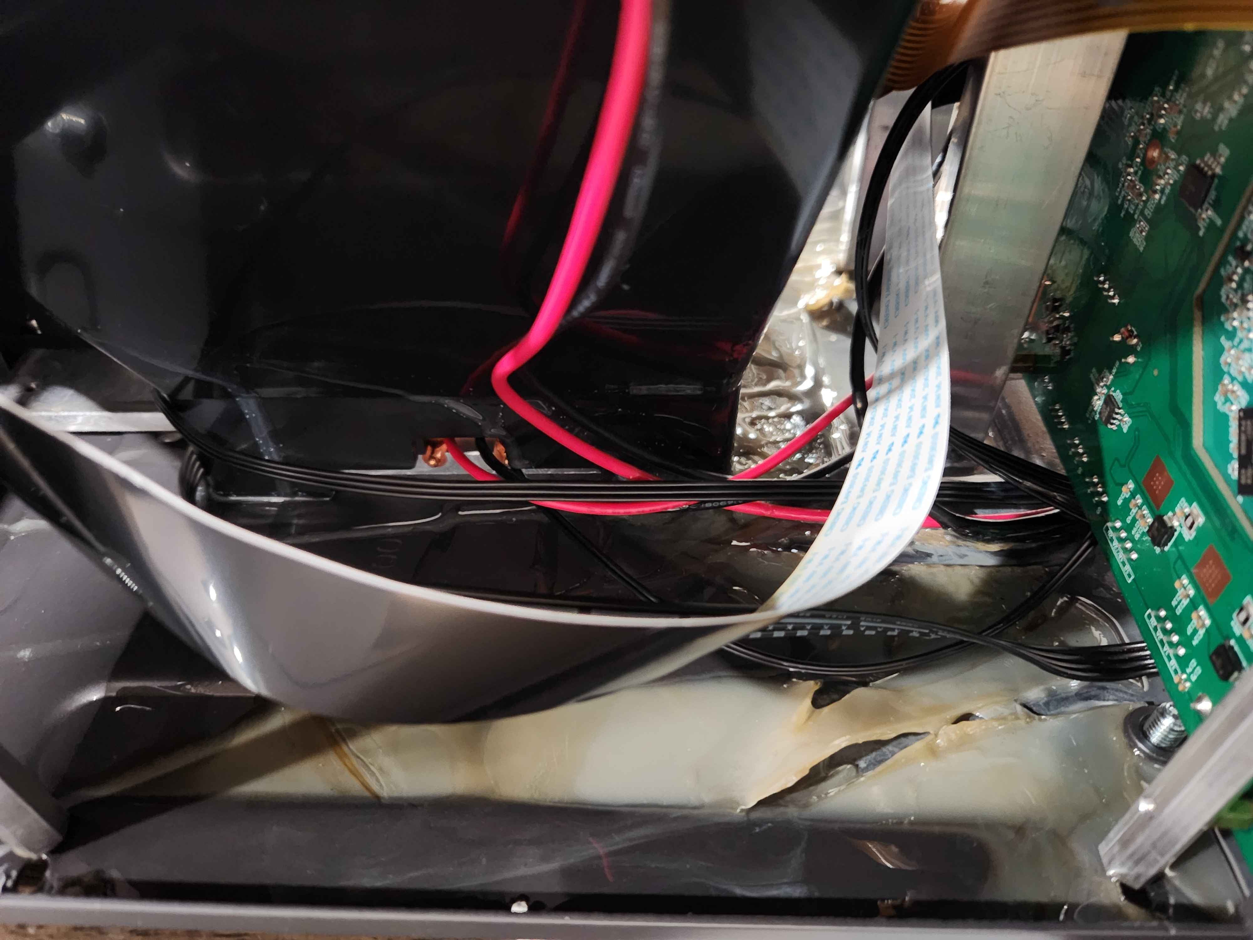 Полимеризовавшийся фотополимер на шлейфах и плате внутри корпуса Saturn 4 Ultra после протечки ванны
