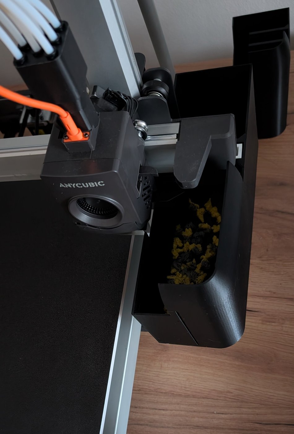 Контейнер для отходов промывки рядом с Anycubic Kobra 3 Max