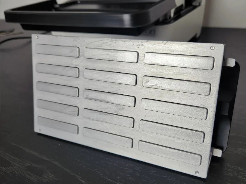Нижняя поверхность Quick-Release Build Plate HALOT-X1 с 15 подвижными пазами — источник отпечатков на дне моделей