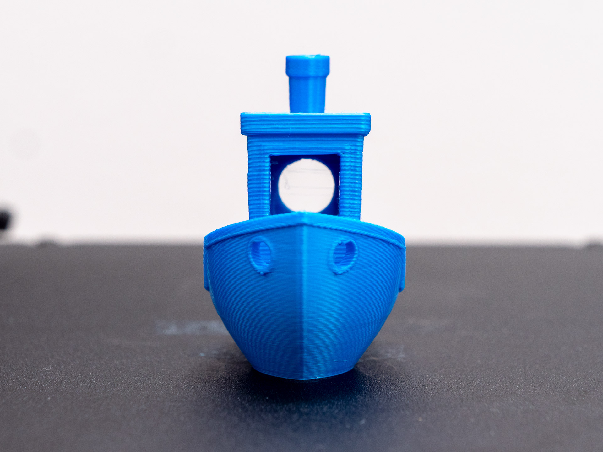 Benchy — вид спереди, синий PLA