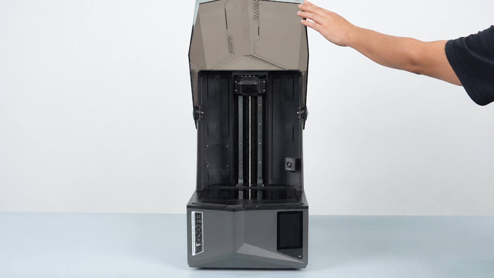 Откинутый УФ-колпак Saturn 4 Ultra 16K: ось Z, камера и площадка под ванну