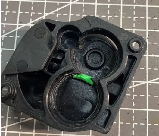 Типичный вид засора: шестерня экструдера забита остатками филамента