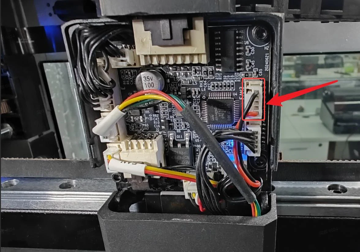 K2 Pro extruder cable diagnostic — red arrow points to ribbon cable connector