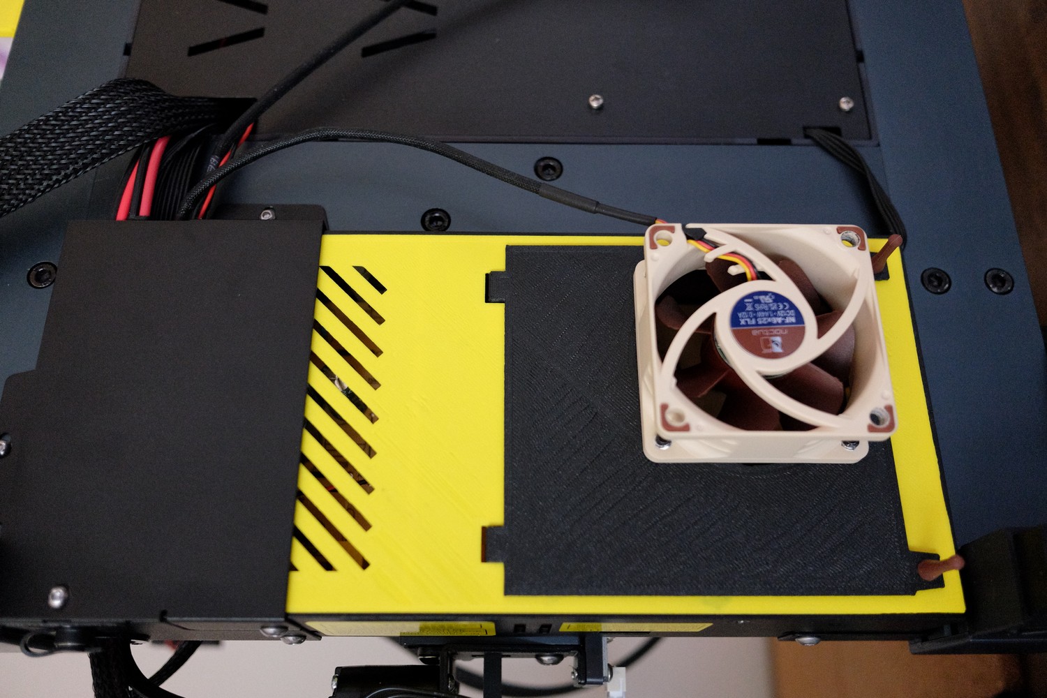 Печатная крышка отсека платы Neptune 4 с тихим вентилятором Noctua