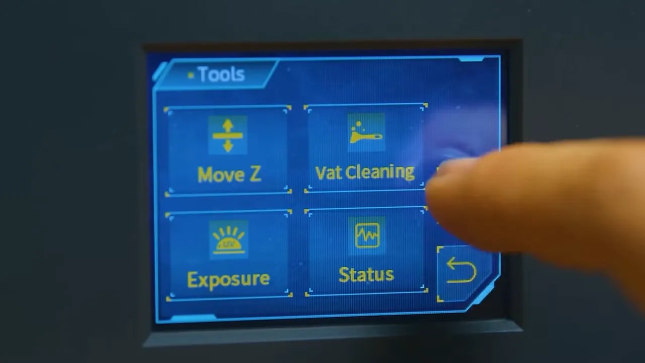 Меню Tools на сенсорном экране Anycubic Photon Mono 4: Move Z, Vat Cleaning, Exposure, Status