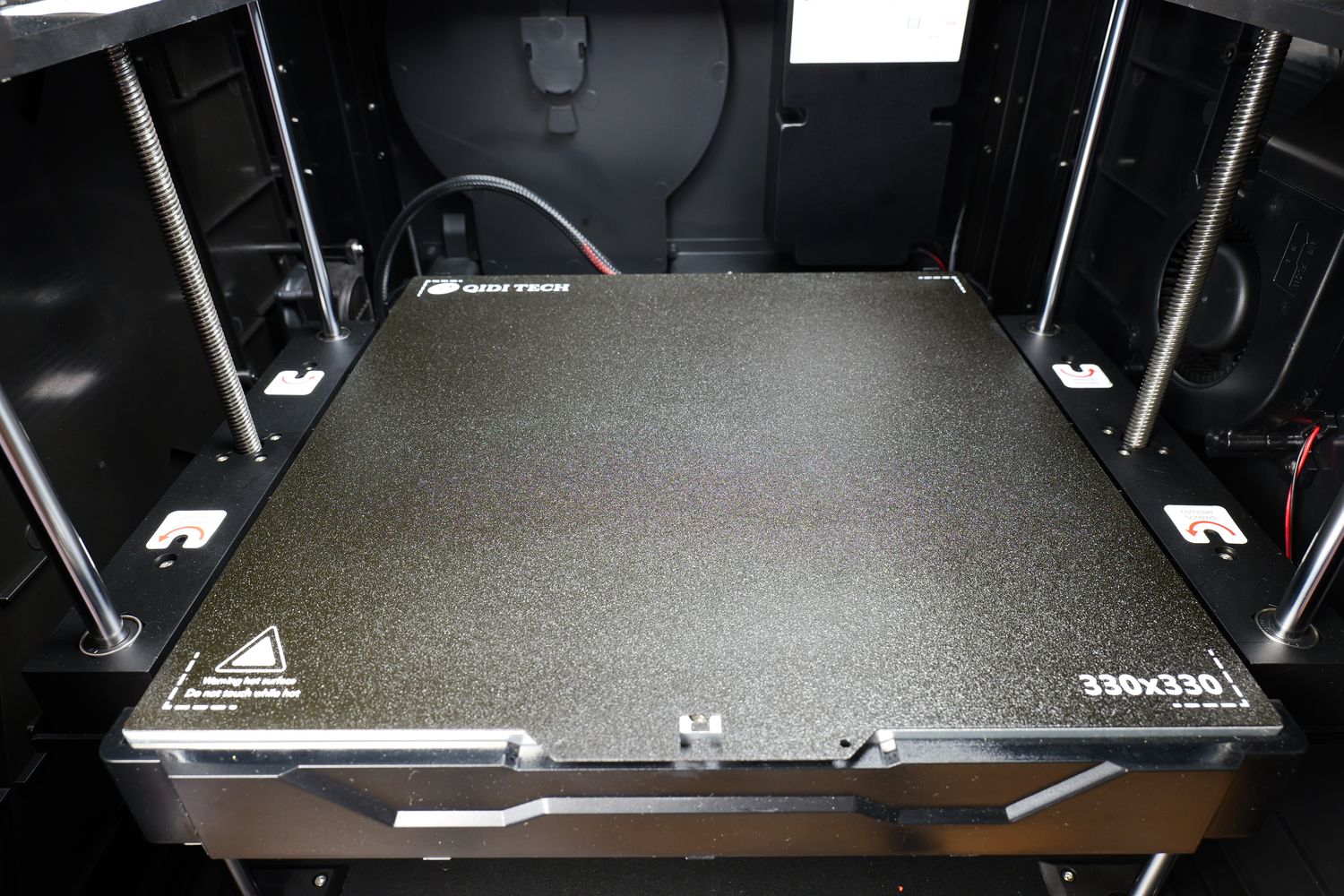 Текстурированный PEI-стол QIDI X-Max 3, установленный в принтере