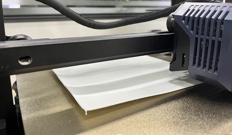 Крупная деталь с деформацией — края отклеились от стола