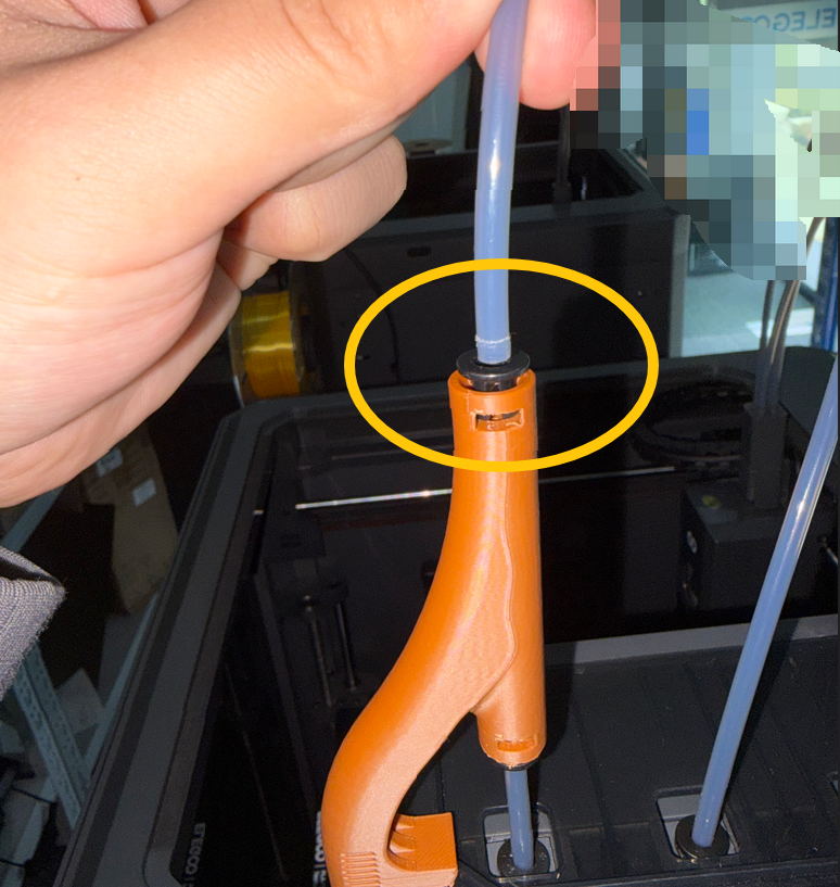 Длинная PTFE-трубка входит в верхний порт переходника TPU