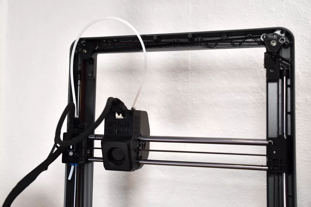 Кинематика CoreXZ Ender-3 V3 — задняя панель с двумя линейными направляющими и системой ремней