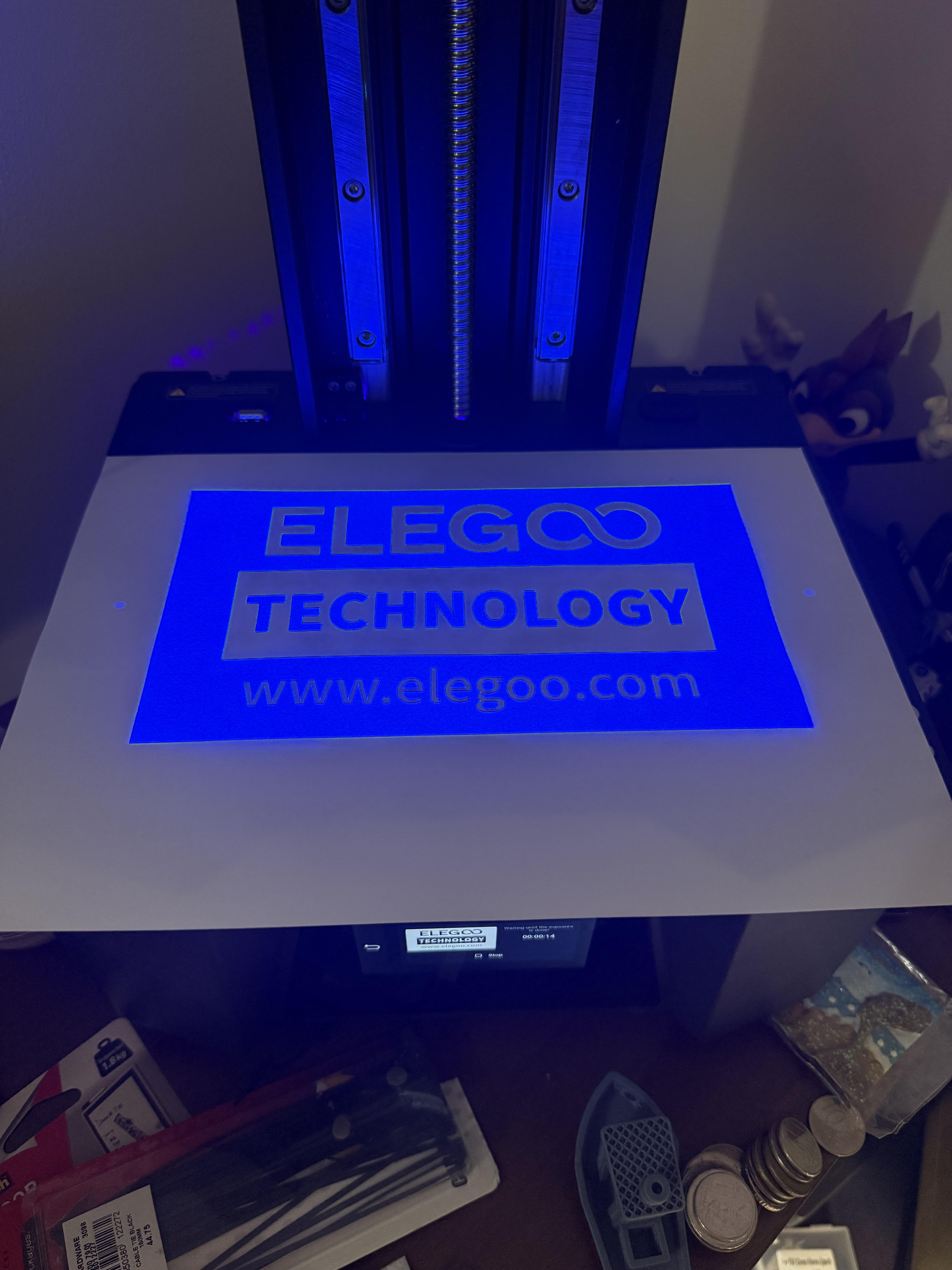 Тест засветки после замены экрана: логотип ELEGOO TECHNOLOGY без пятен