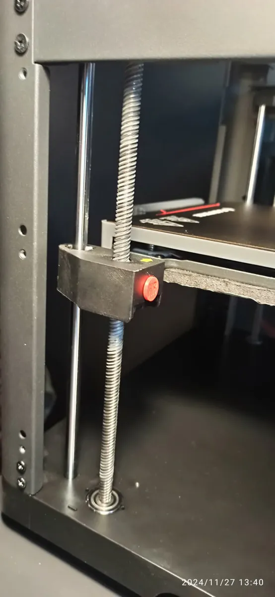 Фиксатор гаек Z-оси для FlashForge AD5M — деталь крупным планом