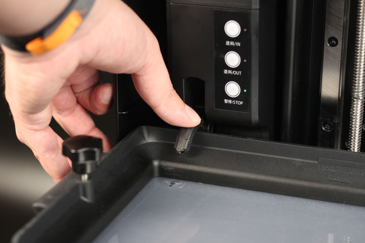 Заводской дефект Pictor — острая кромка пластика рвёт плёнку у основания насоса