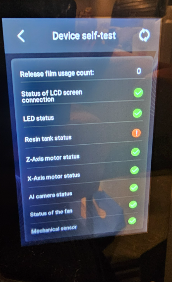 Самопроверка устройства: пункт Resin tank status с предупреждением