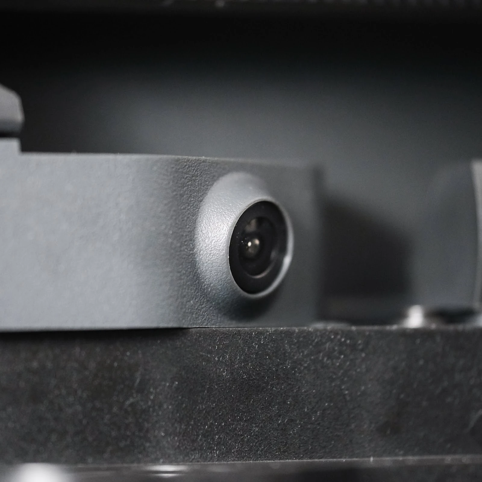 Bambu Lab P1S — закрытый корпус с камерой внутри