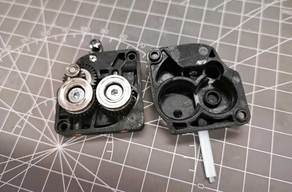 Чистка шестерни экструдера от крошки филамента щёткой