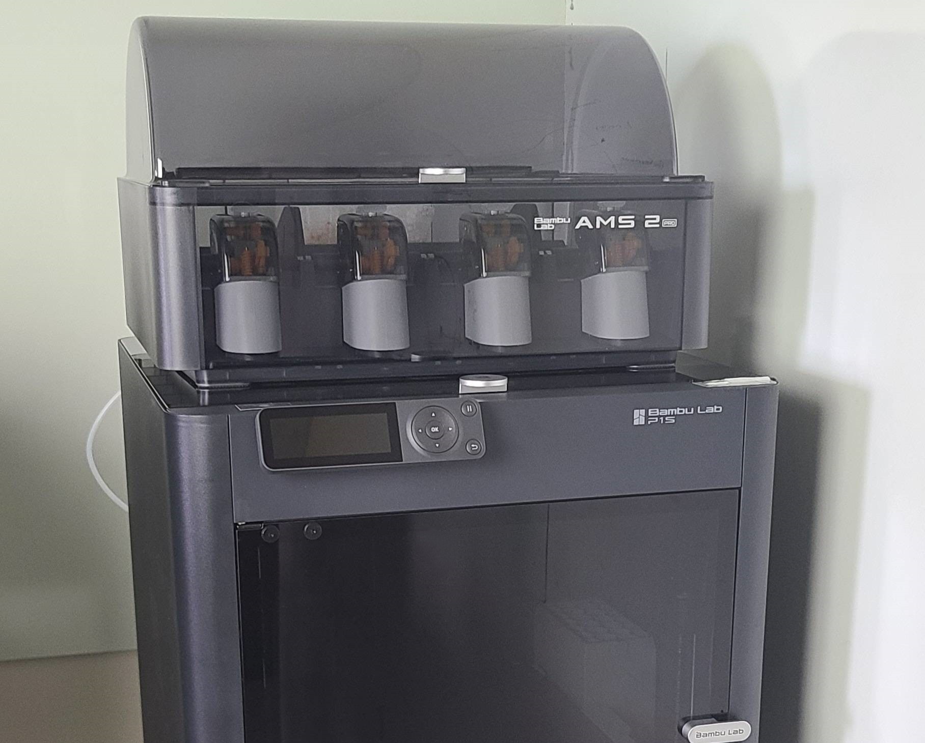 Bambu Lab P1S с установленным AMS 2 Pro