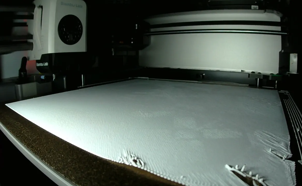 Закручивание углов — классическая деформация при плохой адгезии