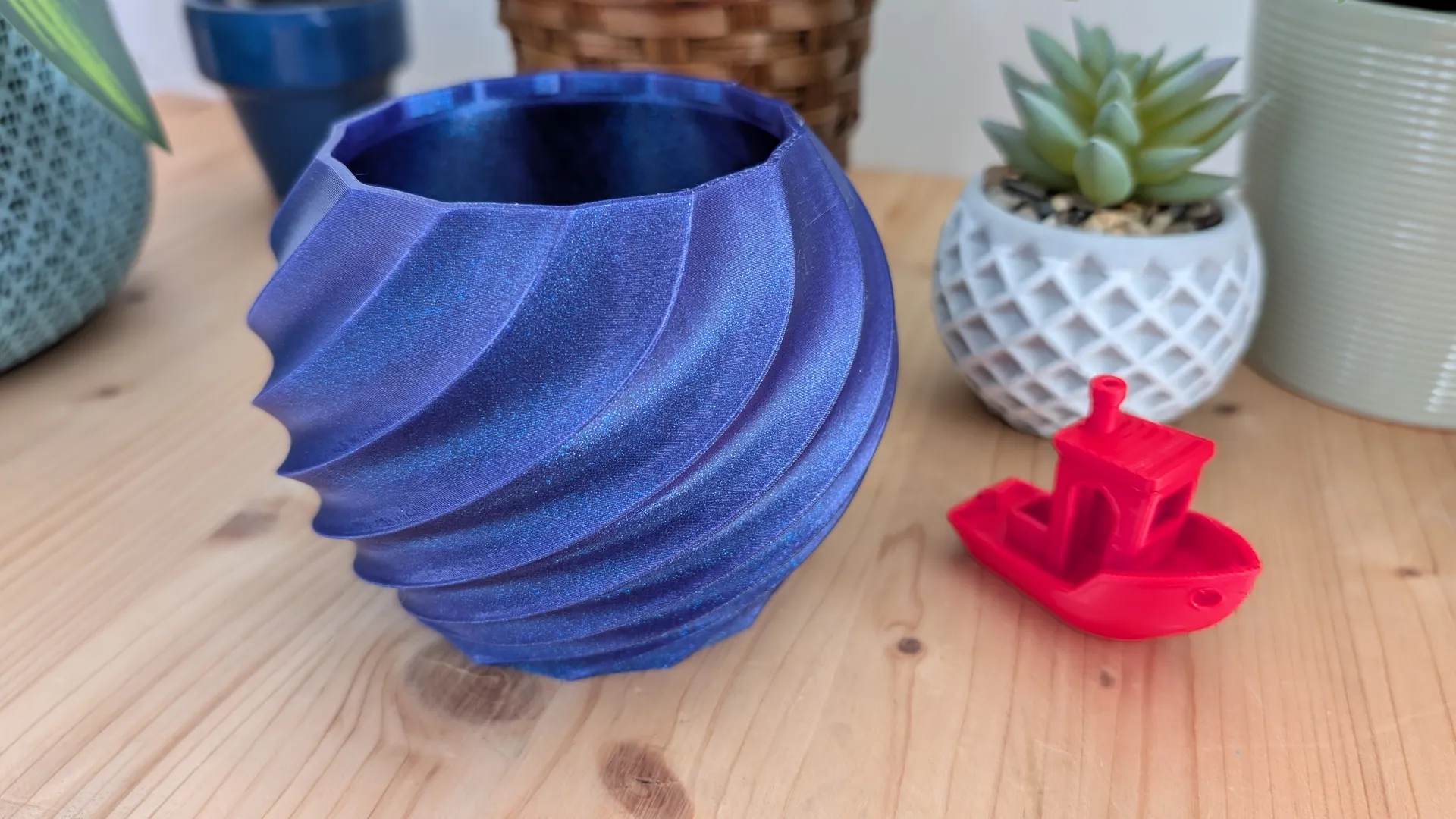Спиральная ваза и красный Benchy, напечатанные на QIDI Max4