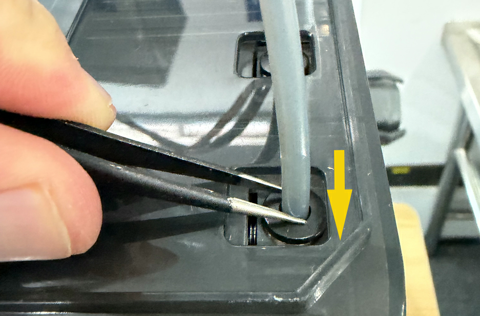 Снятие трубки PTFE из канала CANVAS пинцетом перед установкой переходника