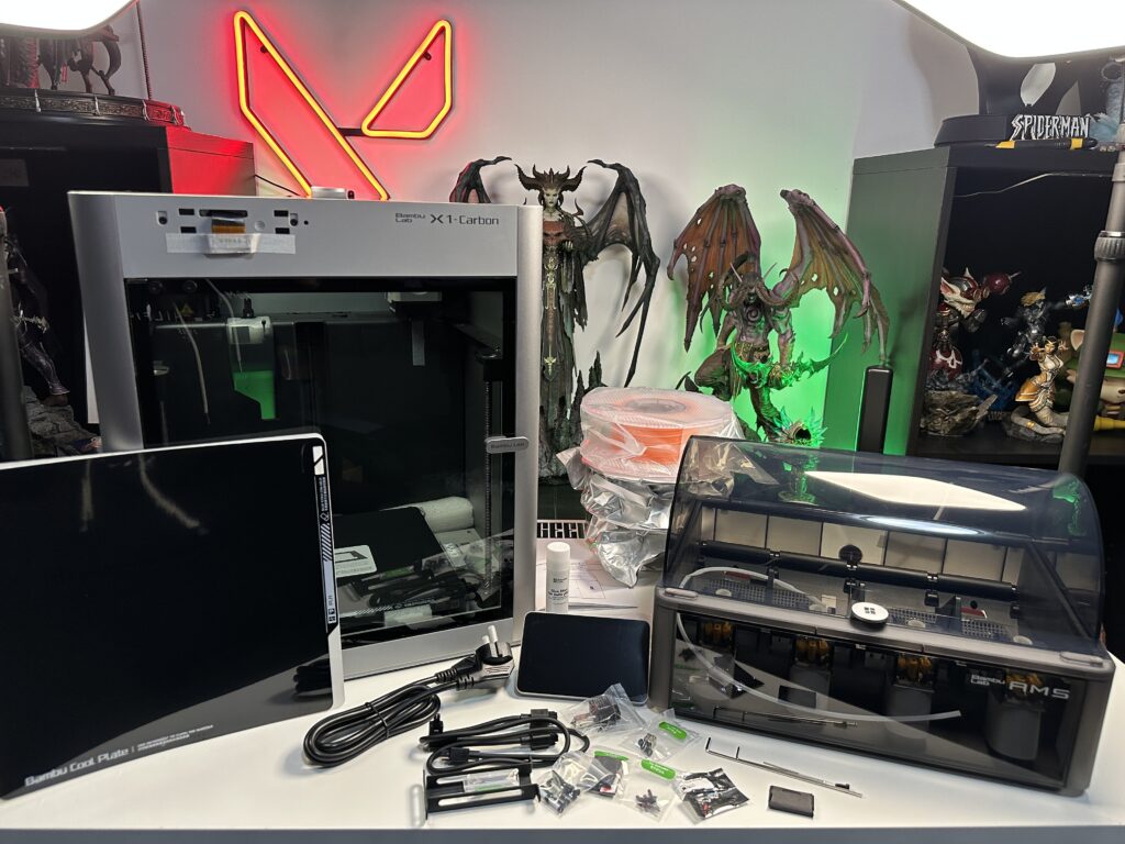 Полная комплектация X1C Combo — принтер, AMS и все аксессуары на столе