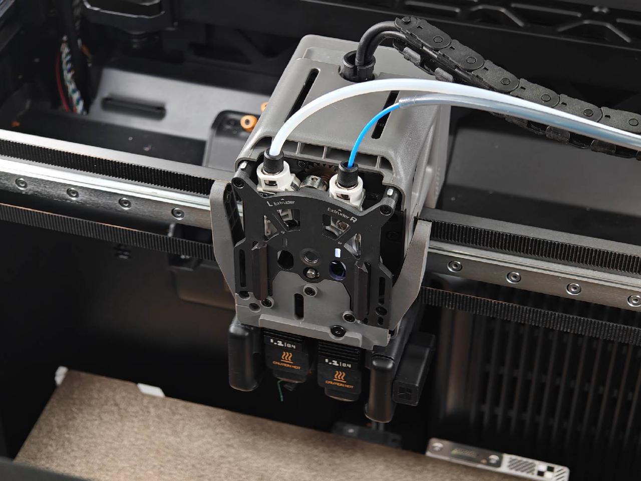 TPU филамент намотан на шестерню экструдера внутри H2D