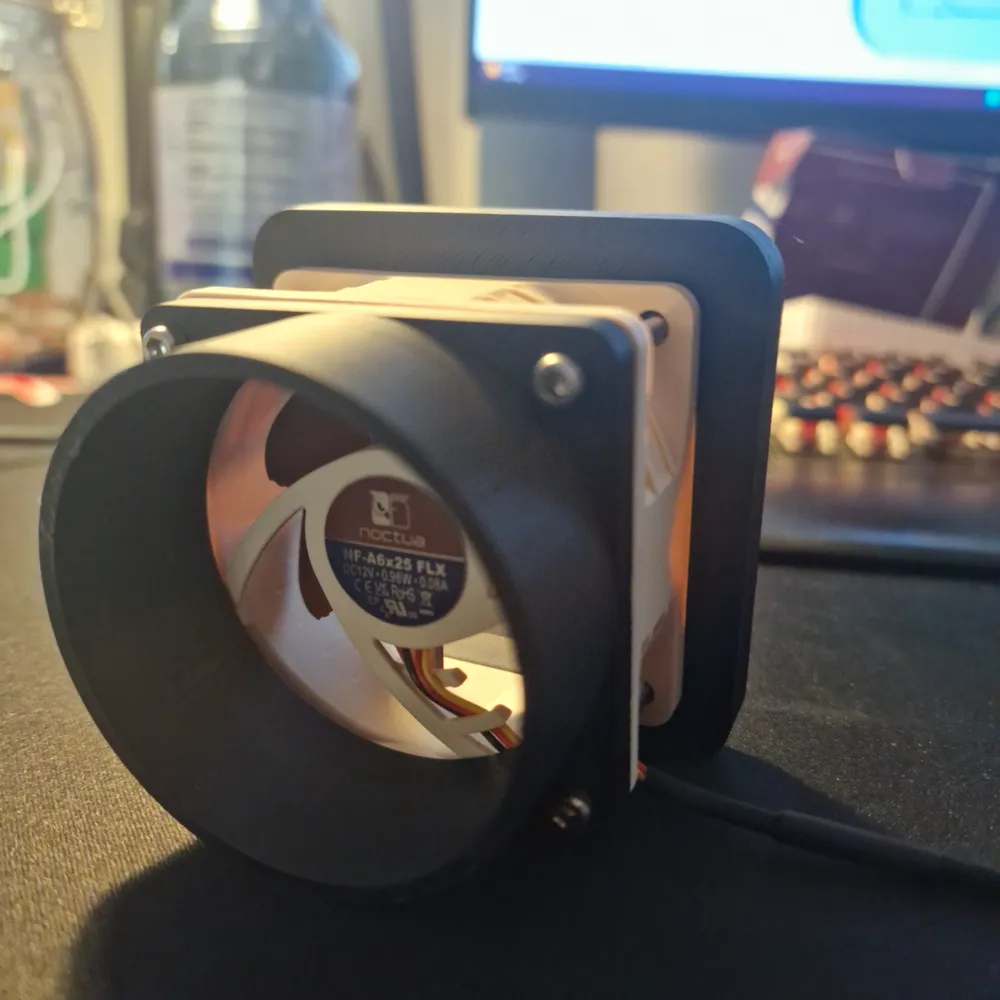 Вентилятор Noctua 60 мм в печатном адаптере вытяжки