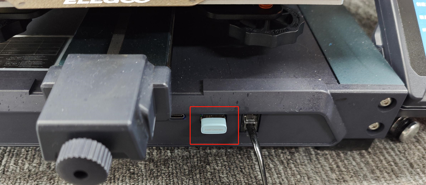 Адаптер, вставленный в USB-порт Neptune 4 рядом с разъёмом Ethernet