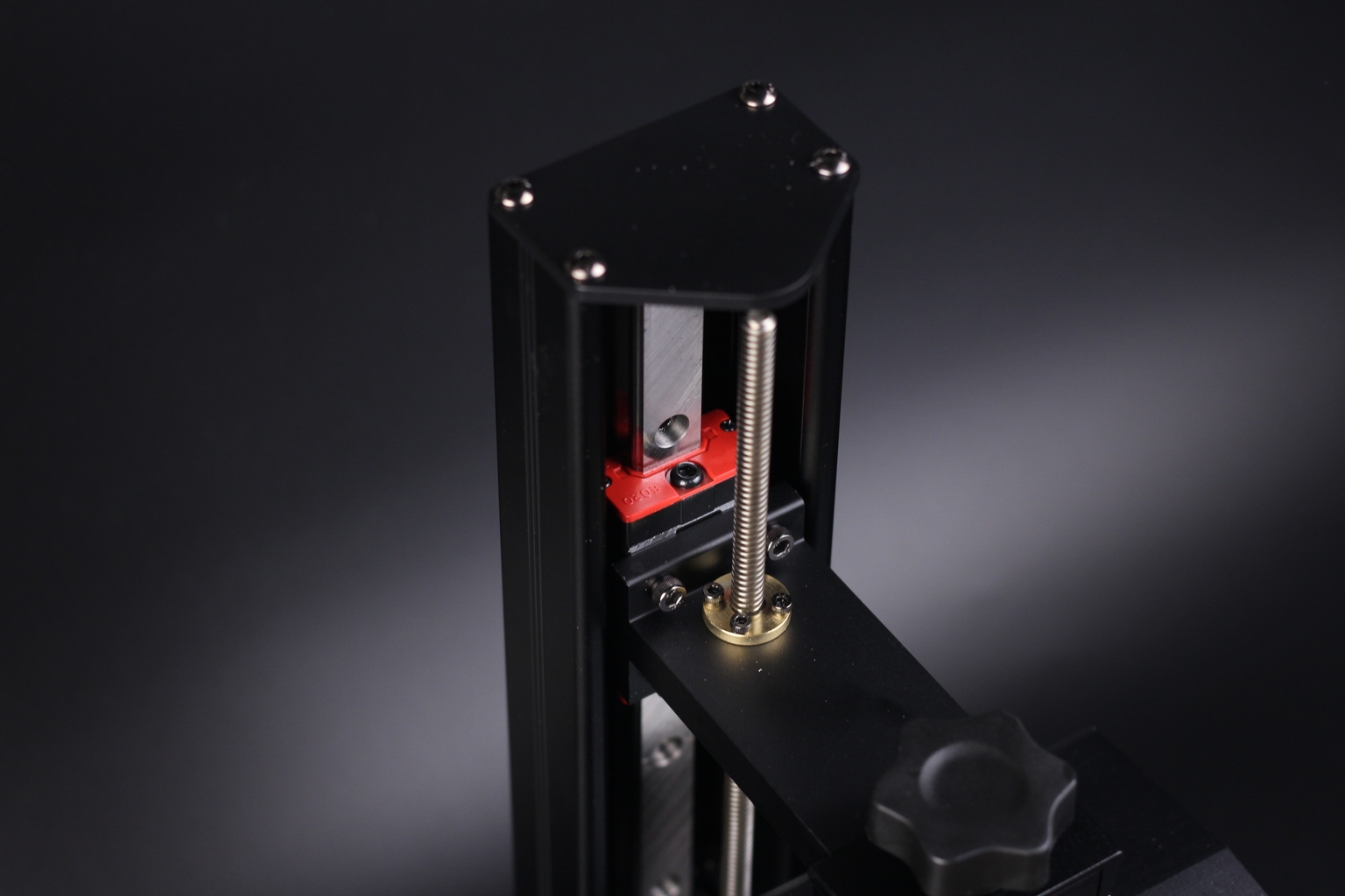 Одна линейная направляющая и ходовой винт оси Z у Anycubic Photon M3