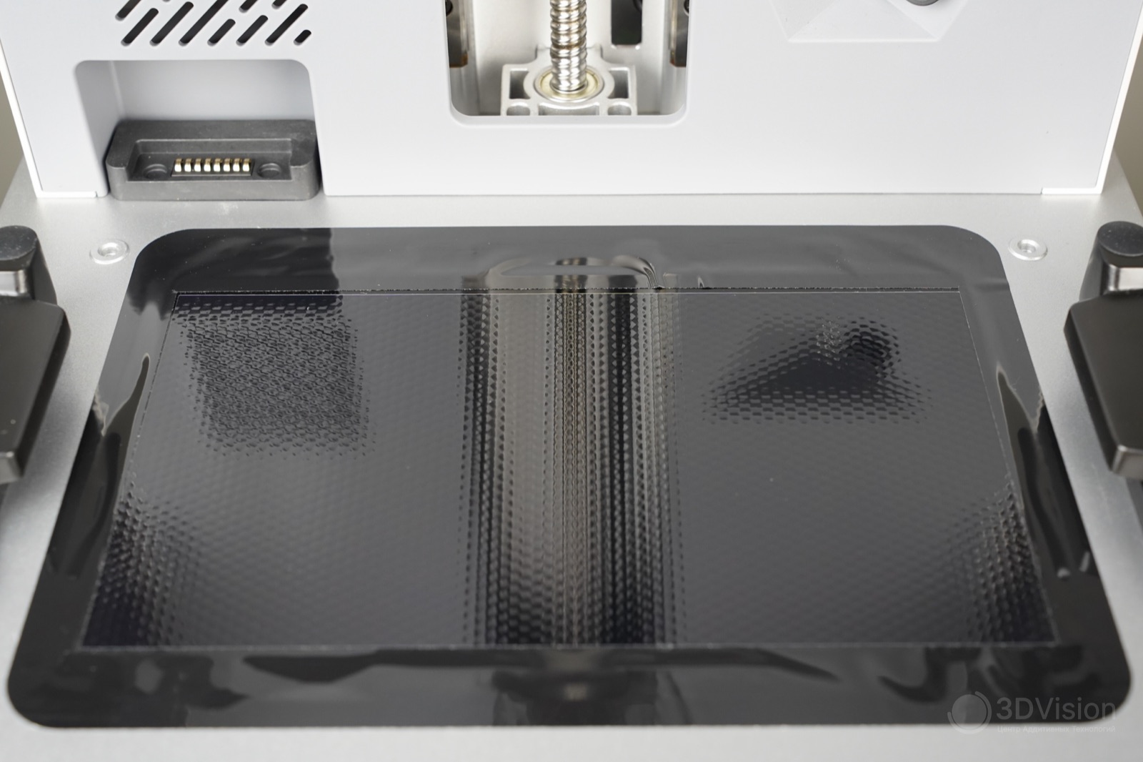 Фактурная плёнка Wave Release, наклеенная прямо на экран засветки Anycubic Photon P1
